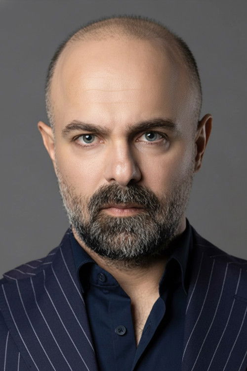 Erkan Avcı jako Asil Yıldırım w obsadzie Jedna miłość